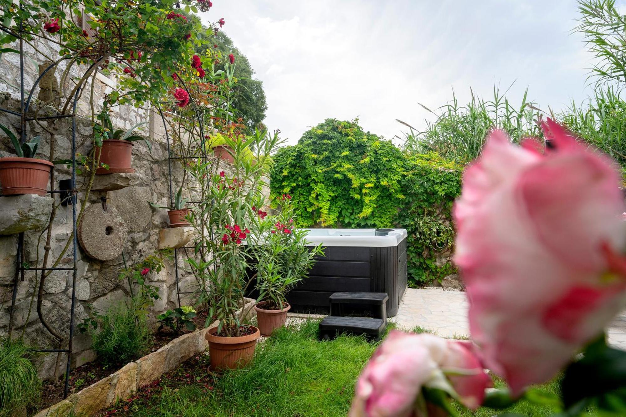 Holiday Home Skala With Hot Tub & Kala With Terrace Pitve 외부 사진